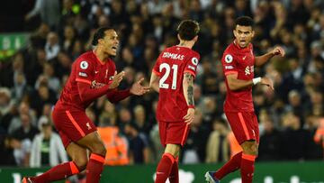 Luis Díaz y Virgil van Dijk durante un partido con Liverpool.