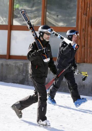 Rey Felipe VI ha aprovechado el buen tiempo para disfrutar de su afición al esquí en las pistas de la estación de Baqueira Beret (Lleida), en el Valle de Arán, provincia de Lleida. Felipe VI ha subido hasta la cota de 1.500 metros y, desde allí, hasta la de 1.800 en telesilla, donde ha comenzado a esquiar.