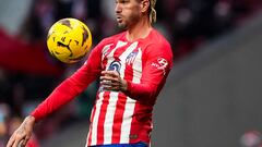 MADRID, SPAIN - DECEMBER 23: Rodrigo de Paul of Atletico de Madrid controls a ball during the LaLiga EA Sports match between Atletico Madrid and Sevilla FC at Civitas Metropolitano Stadium on December 23, 2023 in Madrid, Spain. (Photo by Diego Souto/Getty Images)