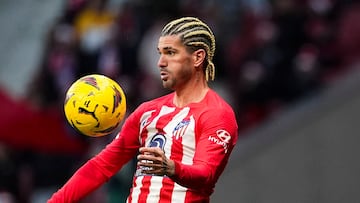 MADRID, SPAIN - DECEMBER 23: Rodrigo de Paul of Atletico de Madrid controls a ball during the LaLiga EA Sports match between Atletico Madrid and Sevilla FC at Civitas Metropolitano Stadium on December 23, 2023 in Madrid, Spain. (Photo by Diego Souto/Getty Images)