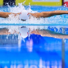 La simetría de nadar sobre un espejo
