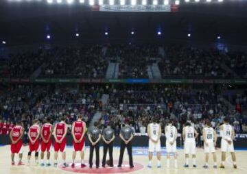 En la Liga Espa?ola de Baloncesto tambi¨¦n se guard¨® silencio. En imagen antes del Real Madrid - Manresa con los jugadores y los ¨¢rbitros.