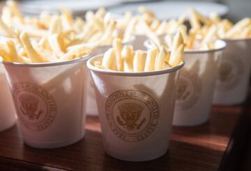 Debido al cierre parcial del gobierno estadounidense, que ha dejado sin chefs a la Casa Blanca, Donald Trump ha recibido con comida rápida al equipo campeón de Fútbol Americano Universitario Clemson Tigers.