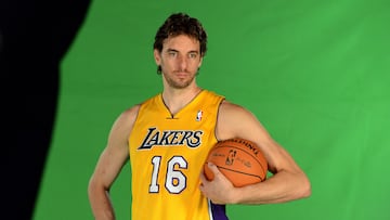 Pau Gasol posa en la sesión de medios de Los Angeles Lakers. Octubre 1, 2012. California.  (Photo by Harry How/Getty Images)