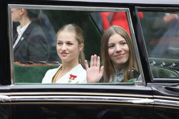 La Princesa Leonor y la Infanta Sofía a la salida tras el acto de jura de la Constitución ante las Cortes Generales.