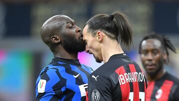 Soccer Football - Coppa Italia - Quarter Final - Inter Milan v AC Milan - San Siro, Milan, Italy - January 26, 2021 AC Milan&#039;s Zlatan Ibrahimovic clashes with Inter Milan&#039;s Romelu Lukaku REUTERS/Daniele Mascolo     TPX IMAGES OF THE DAY