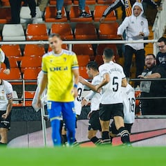 Gayà y Thierry le dan alas al Valencia