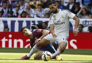 El defensa del Real Madrid Álvaro Albeloa lucha un balón con el defensa del Eibar Dídac Vilà, durante el partido de la trigésima primera jornada de liga de Primera División.