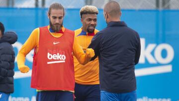 Mingueza, en un entrenamiento del Bar&ccedil;a con Adama por detr&aacute;s.