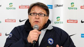 CAPTION CORRECTION - CORRECTING NAME OF BOSNIA'S COACH
Bosnia's coach Ciro Blazevic holds a news conference before a soccer training session at the Fenix stadium in Genk March 27, 2009. Bosnia will play their 2010 World Cup qualifier soccer match against Belgium on Saturday. REUTERS/Philippe Buissin (BELGIUM SPORT SOCCER)