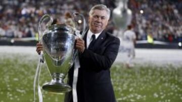 Ancelotti posa junto a la décima Champions del Real Madrid.