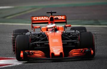 El belga Stoffel Vandoorne probando el McLaren MCL32.