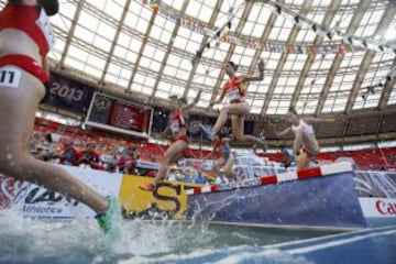 La corredora española Diana Martín (C) durante la clasificación de 3.000m obstáculos femeninos de los Mundiales de Atletismo Moscú 2013 que se celebran en el Estadio Olímpico Luzhnikí.