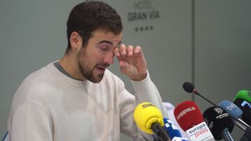 El jugador español de balonmano, Carlos Molina, comparece para relatar su experiencia vivida estos últimos días para salir de Ucrania.