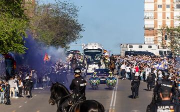 Bengalas con humo morado recibieron al equipo.