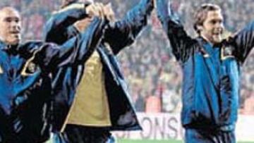 ...el marcador del estadio pone 0-3 y los suecos deciden festejar la ¿victoria? con su afi ción.