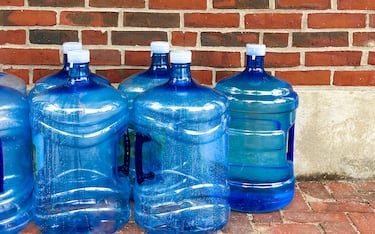 Al menos 2 litros por persona al día, para un mínimo de 3 días.