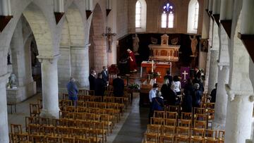 Italia podría poner fin a la prohibición de celebrar funerales.