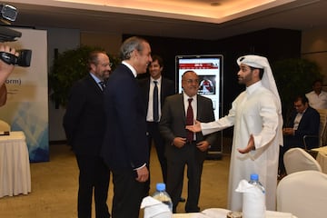 El consejero delegado de PRISA Manuel Mirat, el director gerente de AS Juan Cantón, el director de AS Alfredo Relaño con Hassan Alzawady.