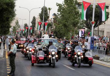 El príncipe heredero de Jordania Hussein y Rajwa al Saif viajan en un coche, por las calles de Amman.