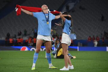 El delantero noruego del Manchester City celebró la victoria en la final de la Champions League 2023 sobre el césped del Estadio Olímpico Atatürk junto a su pareja sentimental Isabel Haugseng.