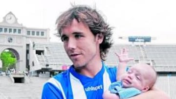 <b>UN PERICO MÁS. </b>Joan Verdú padre e hijo posaron para los medios, ambos vestidos de blanquiazul.