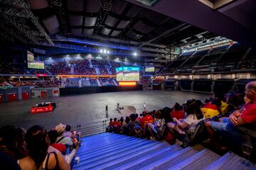 Aficionados durante la retransmisión en el WiZink Center, Madrid. 