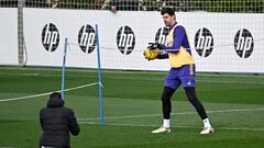 Real Madrid's Spanish goalkeeper Thibaut Courtois attends a training session at the Ciudad Real Madrid training ground in Valdebebas, outskirts of Madrid, on February 24, 2024. (Photo by JAVIER SORIANO / AFP)