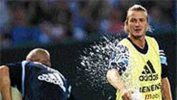 <b>DIVERTIDO</B>. Beckham se lo pasó en grande ayer mojando a sus compañeros y gastándoles bromas en Tokio.