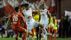 BAS319. BUENOS AIRES (ARGENTINA), 22/10/2015.- El jugador de Independiente de Avellaneda de Argentina Gustavo Toledo (i) disputa el bal&oacute;n con Luis Manuel Seijas (d) de Independiente Santa Fe de Colombia hoy, jueves 22 de octubre de 2015, durante un partido de la Copa Sudamericana realizado en el estadio Libertadores de Am&eacute;rica de Avellaneda, en Buenos Aires (Argentina). EFE/Demi&aacute;n Alday