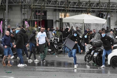 El Derbi della Capitale vuelve a generar violencia en los alrededores del Olímpico. La policía dispersó con gases lacrimógenos y cañones de agua a los ultras de Lazio y Roma en la zona de Ponte Milvio.