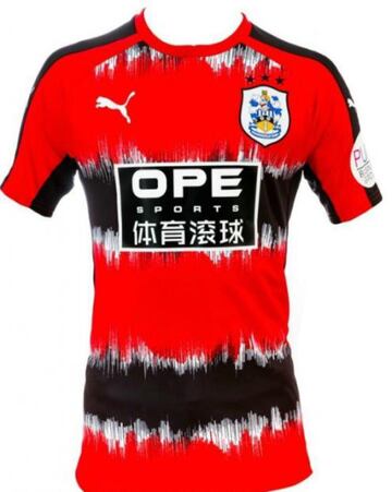 Es la camiseta de visitante del 2017-2018.
El detalle que mata son los gráficos indescriptibles.