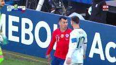 ¡Polémica expulsión! Messi vio la roja por trifulca con Medel