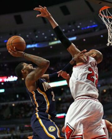 Paul George tira ante Taj Gibson.