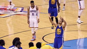 Stephen Curry celebra la victoria de los suyos.