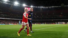 Soccer Football - Women's Super League - Arsenal v Manchester United - Emirates Stadium, London, Britain - November 19, 2022 Arsenal's Beth Mead goes off after sustaining an injury  Action Images via Reuters/Andrew Boyers