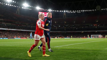 Soccer Football - Women's Super League - Arsenal v Manchester United - Emirates Stadium, London, Britain - November 19, 2022 Arsenal's Beth Mead goes off after sustaining an injury  Action Images via Reuters/Andrew Boyers