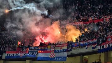 Croatia&#039;s supporters throw flares on the pitch during the Euro 2016 qualifying football match Italy vs Croatia on November 16, 2014 at the San Siro stadium in Milan.   AFP PHOTO / GIUSEPPE CACACE