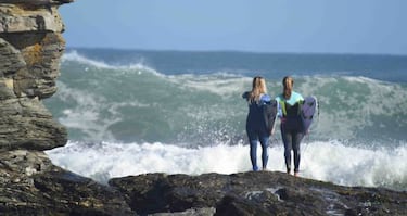 Grandes olas y espectacular show de surf femenino en Punta de Lobos