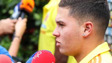 EPA2134. CARNAGO (ITALIA), 04/06/2018.- Los jugadores de la selecci&oacute;n colombiana de f&uacute;tbol, Juan Fernando Quintero (dcha) y Yerry Mina (izda), atienden una rueda de prensa en la ciudad deportiva Milanello, Carnago, Italia, hoy, 4 de junio de