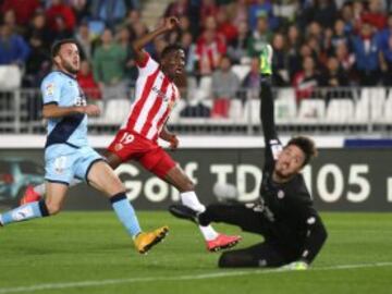 El defensa del Rayo Vallecano "Quini" Marín y el delantero de Burkina Faso del Almería, Jonathan Zongo.