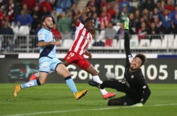 El defensa del Rayo Vallecano "Quini" Marín y el delantero de Burkina Faso del Almería, Jonathan Zongo.