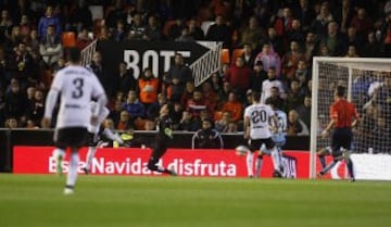 Morcillo marca en propia puerta el 2-3 para el Valencia. 