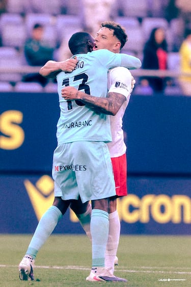 Muy seguro bajo palos en el encuentro ante el Cádiz. Completó cinco paradas, a destacar una palomita decisiva, en un remate con la cabeza de Lucas Pérez; y otra mano dura, a disparo de Suso desde fuera del área.