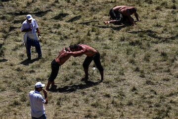 Los luchadores turcos pelean durante el 661º torneo anual de lucha libre de aceite de oliva de Kirkpinar en Sarayici, cerca de Edirne, en el oeste de Turquía. En Kirkpinar, los concursantes, desnudos hasta la cintura, están empapados en aceite de oliva de pies a cabeza y visten pantalones de cuero especialmente diseñados. Los combates uno contra uno que se organizan cada verano se parecen mucho a los primeros que se celebraron hace casi 650 años. Tres toneladas de aceite de oliva se utilizan cada año para la ocasión. 