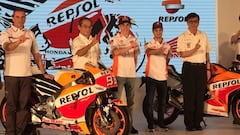 Marc M&aacute;rquez, Dani Pedrosa y los dirigentes de Repsol Honda en la presentaci&oacute;n del equipo.