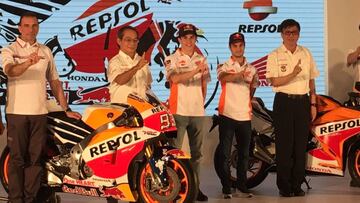 Marc M&aacute;rquez, Dani Pedrosa y los dirigentes de Repsol Honda en la presentaci&oacute;n del equipo.