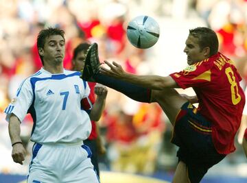 El capitán de la selección griega que sorprendió a Europa y se alzó con la Euro en 2004 ganando en la final a la selección anfitriona, Portugal.