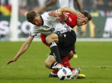 Thomas Muller con Grzegorz Krychowiak.