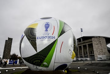 Berlin (Germany), 15/11/2023.- A giant official match ball of the UEFA Euro 2024 during a special event in Berlin, Germany, 15 November 2023. Germany will host the UEFA Euro 2024 tournament from 14 June to 14 July 2024. (Alemania) EFE/EPA/FILIP SINGER